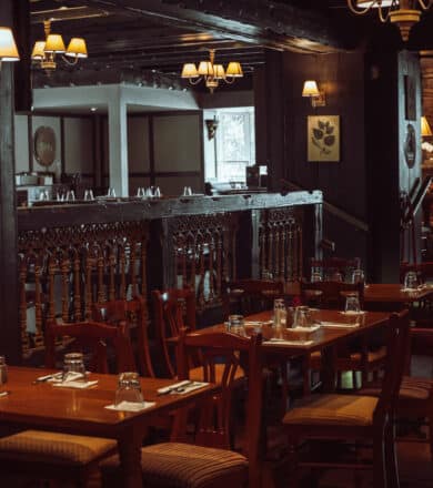 Traditioneller Speisesaal mit gedeckten Tischen im Colgan's Pub, innerhalb des Muckross Park Hotels, Killarney.