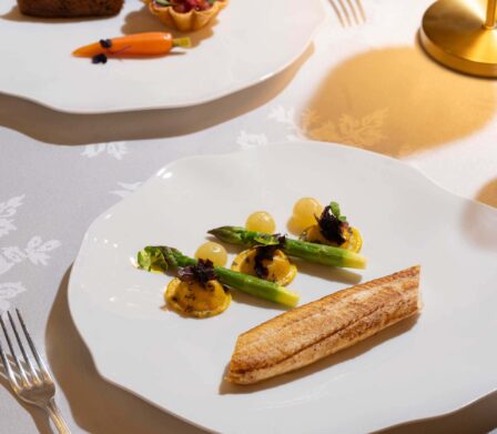 Menú degustación de alta cocina con pescado fresco, espárragos y platos de carne irlandesa en el restaurante Yew Tree.